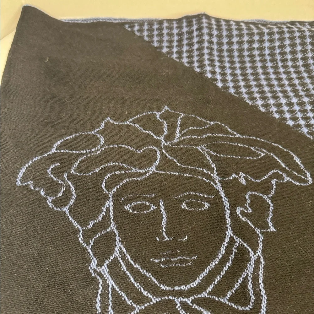 100% WOOL VERSACE 30X78 MEDUSA Black/Grey SCARF/SHAWL ITALY.